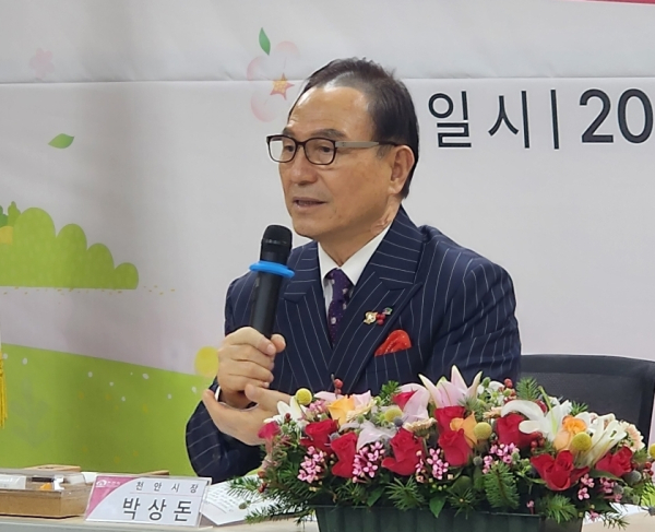 신안동 행정복지센터를 찾은 박상돈 천안시장/사진=박동혁 기자