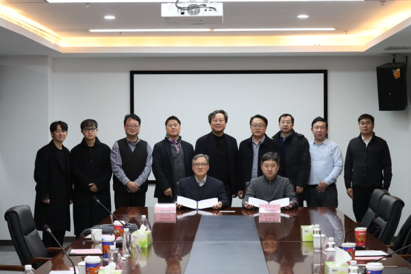 지난 4일 중국 위해시 위즈덤밸리 산업단지에서 글로벌 산학협력 네트워크 교두보 구축을 위한 위해시 위즈덤밸리투자운영유한공사와의 업무협약을 체결하고 참석한 양 기관 관계자들이 기념촬영