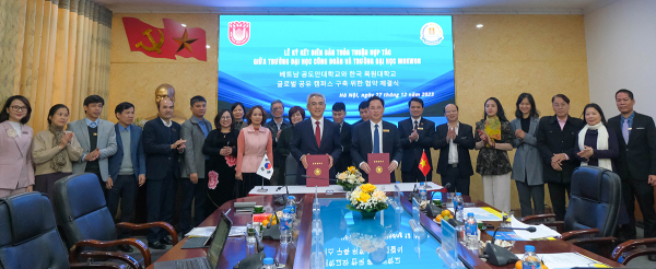 지난달 27일 베트남 노동조합대학교에서 목원대와 노동조합대 관계자들이 기념촬영을 하고 있다.