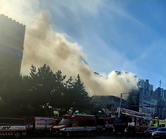 충남 천안시 다가동의 한 타이어 업소에서 불이 났다/독자 제공