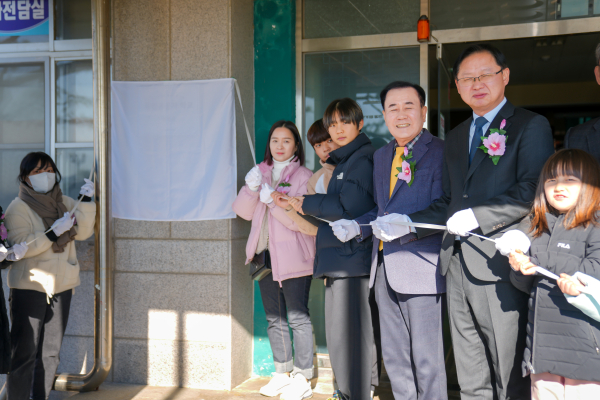 행사에 참석한 참가자들이 현판 제막식을 진행하고 있다.(보훈청 제공)