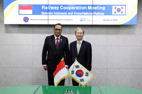 김한영 이사장(오른쪽)이 부디 까야 수마디 교통부장관(왼쪽)과 지난 9일 철도협력을 논의한 후 기념촬영을 하고 있다.