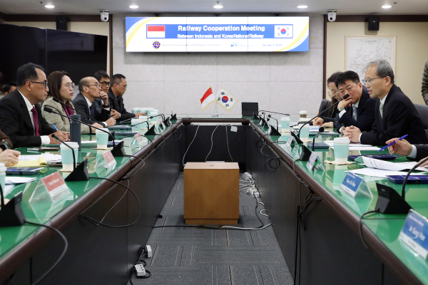 김한영 이사장(오른쪽 첫 번째)이 부디 까야 수마디 교통부장관(왼쪽 첫 번째)를 지난 9일 공단 수도권본부에서 만나 철도협력 논의를 하고 있다.