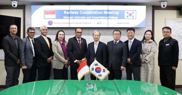 김한영 이사장(오른쪽에서 다섯 번째)이 부디 까야 수마디 교통부장관(왼쪽에서 다섯 번째) 및 관계자들과 함께 철도협력을 논의한 후 기념촬영