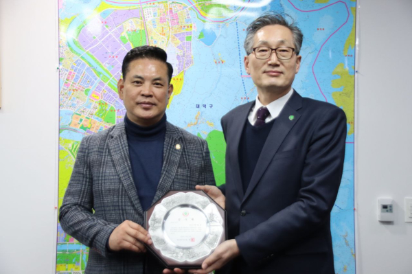 대전시 유득원 행정부시장이 이장우 대전시장을 대신해 박영순 의원의 국회 사무실을 방문해 감사패를 전달하고 있다.