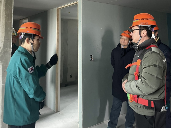 11일 김하균 행정부시장이 교동 재건축현장을 찾아 안전관리실태를 점검하고 있다.