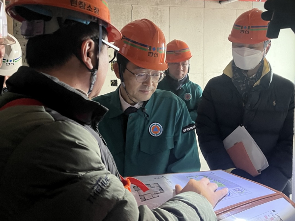11일 김하균 행정부시장이 교동 재건축현장을 찾아 안전관리실태를 점검하고 있다.