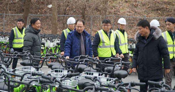 연규양 사장(사진 좌측에서 네 번째)이 배치를 앞둔 타슈 시즌2를 점검중이다.