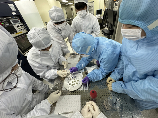 미래창의인재교육원이 지역청소년을 위해 마련한 ‘반도체 제조공정 교육’에 참여한 동아마이스터고등학교 학생들이 실습을 진행하고 있다.