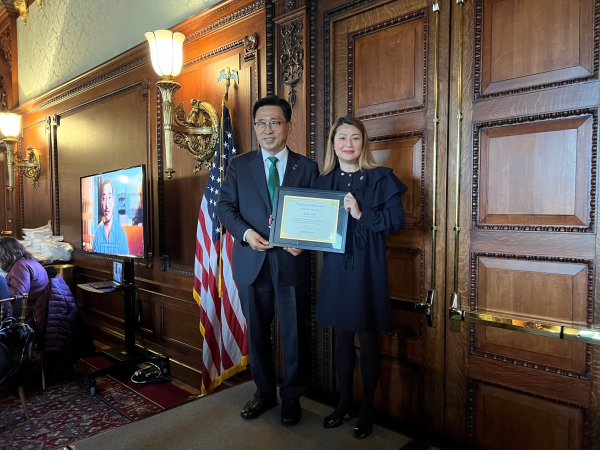 ‘22.12월 엘렌박 의원에 감사패 전달하는 김춘진 사장 * 김춘진 한국농수산식품유통공사 사장(왼쪽), 엘렌 박 뉴저지주 하원의원(오른쪽)