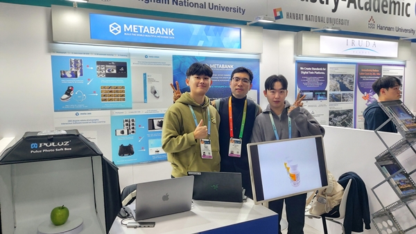 ㈜메타뱅크 임재현 실장(가운데)과 한남대 미디어영상학과 양진욱 학생(좌측)과 글로벌비즈니스학과 최석렬 학생(오른쪽)이 CES 2024 전시장에서 포즈를 취하고 있다.