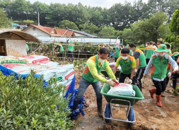 복구현장에는 세종시 자율방재단 27명이 투입