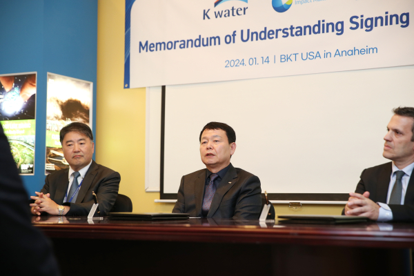 지난 14일(현지시각) 미국 로스앤젤레스에서 진행된 한국수자원공사와 부강테크 및 Capture6 간의 업무협약식에서 윤석대 한국수자원공사 사장이 발언하고 있다.