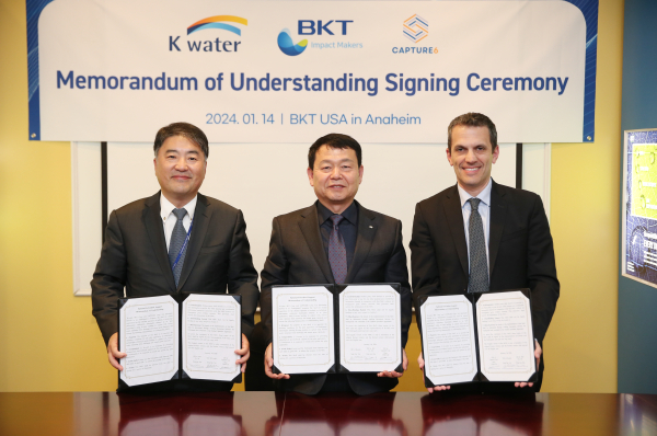 1월 14일(현지시각) 미국 로스앤젤레스에서 한국수자원공사(사장 윤석대, 왼쪽에서 두 번째)와 부강테크 및 Capture6 간 업무협약을 체결하였다.