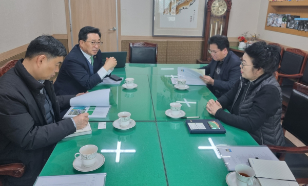 한국농수산식품유통공사 김춘진 사장(좌측2번째), ㈜샬롬 김정매 대표(우측1번째)