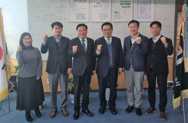 한국농수산식품유통공사 김춘진 사장(우측3번째), 전남 곡성 석곡농협 한승준 조합장(좌측3번째)