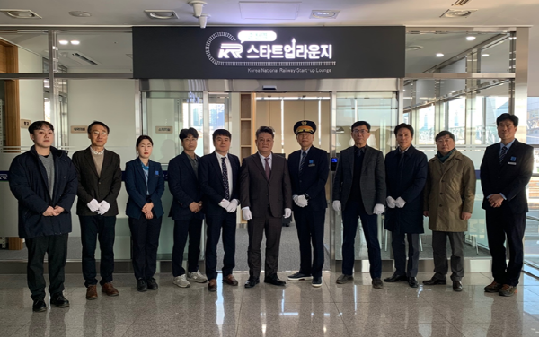 유성기 호남본부장(왼쪽 여섯 번째)이 순천역 KR스타트업라운지 현판 제막행사를 16일 순천역 2층에서 완료하고 관계자들과 함께 기념촬영