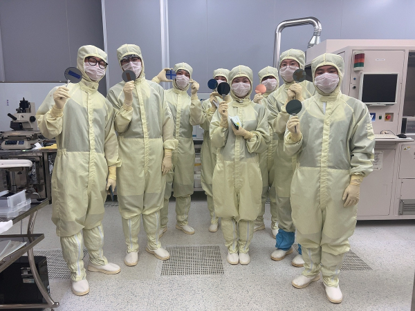 ‘2023 반도체 Multiversity 공정실습 Winter Boot Camp’에서 참여 학생들이 실습 교육 후 기념촬영 모습