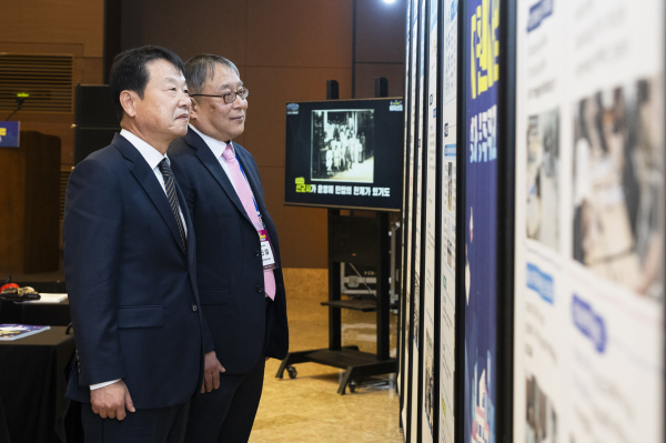 지난 17일 대전 유성구 호텔ICC에서 열린 ‘목원대‧배재대 2023 대학혁신지원사업 성과 공유 워크숍’에서 신열(뒤편) 목원대 대외협력부총장과 김한수 배재대 국책사업총괄관리단장이 양 대학의 성과물을 관람하고 있다.