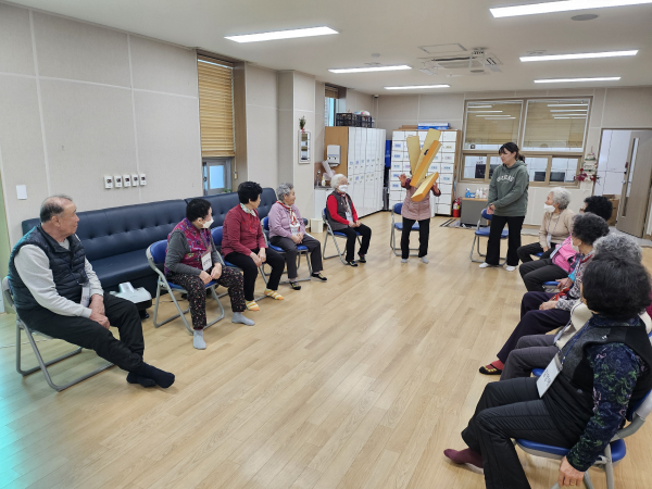 프로그램 운영 사진(대형 윷놀이 회상치료 프로그램)