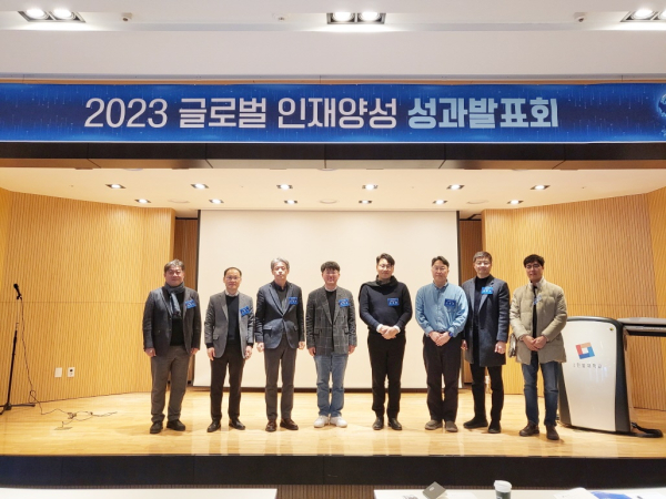 지난 18일 교내 국제교류관에서 2023 글로벌 인재양성 성과발표회를 갖고 책임교수진이 기념촬영