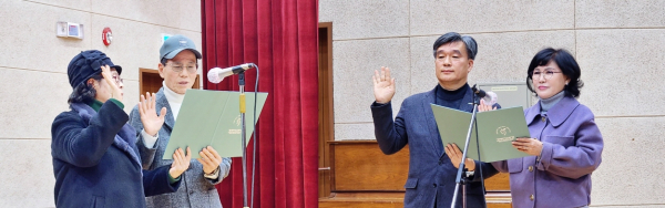 올해는 특별하게 사업 참여자 대표 박노식 어르신(사진 왼쪽 두 번째)과 김인식 대전시사회서비스원장(사진 오른쪽 첫 번째)이 어르신들의 건강한 노후생활을 위한 공동 선서를 진행했다.