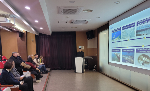 23일, 볼로디미르 레메니악(Volodymyr Remeniak) 우크라이나 호로독시장  등 대표단이 한국수자원공사가 조성한 경기도 시흥시 시화조력발전소를 견학하기 위해 브리핑을 듣고 있다.