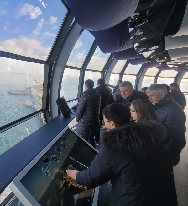 대표단이 23일 오전, 한국수자원공사가 조성한 경기도 시흥시 시화조력발전소를 방문해 일대를 조망할 수 있는 ‘달전망대’에서 설명을 듣고 있다.