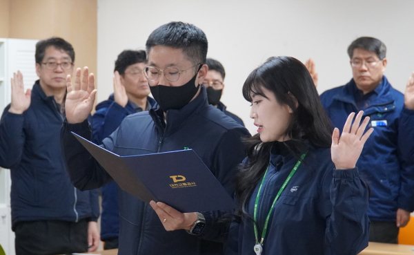 역 직원 대표들이 고객서비스 강화 의지를 표명하는 선서를 하고 있다.