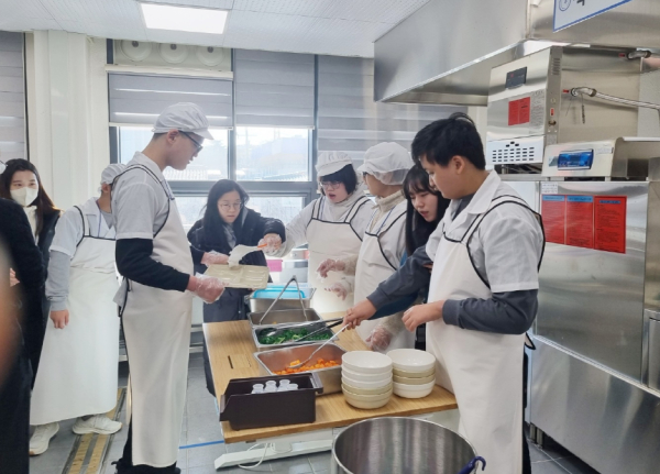 ‘제33회 장애학생을 위한 방학 중 계절학교’ 진로체험 활동 프로그램 진행 모습