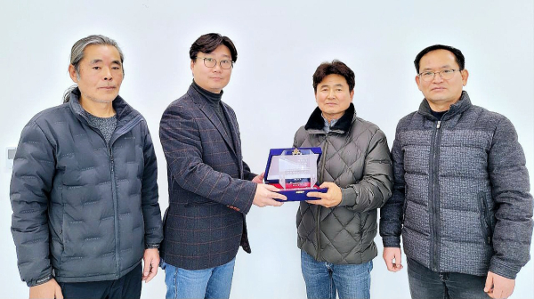 제천시 의림지 뜰은 24일 박준범 제천시 계획공모관광사업단 단장에게 공로패를 전달했다.