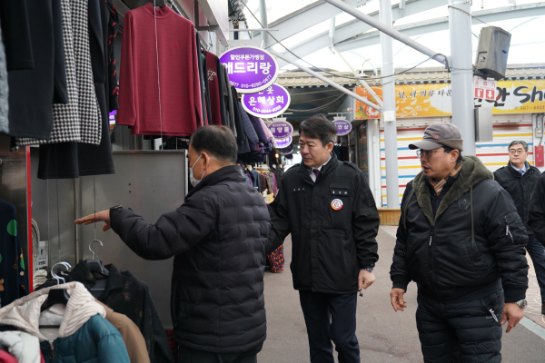 24일 홍순광 부시장이 동부전통시장을 방문해 화재안전점검 실시 모습
