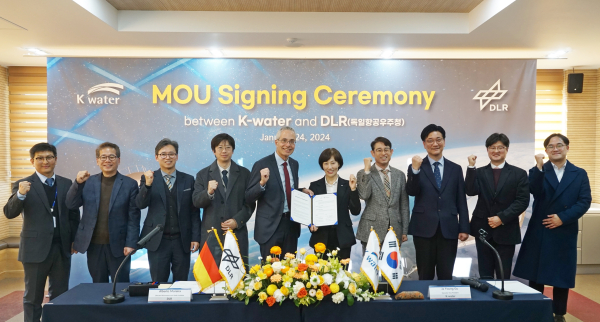 24일 대전시 유성구 K-water연구원에서 구자영 한국수자원공사 기획부문장(사진 가운데 오른쪽)이 알베르토 모레이라(Alberto Moreira) 독일항공우주청(DLR) 레이더연구원장(사진 가운데 왼쪽)과 수자원위성 영상레이더 품질 최적화 기술개발 업무협약을 체결하고 있다.