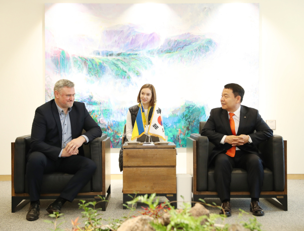 지난 24일 대전시 한국수자원공사 본사에서 윤석대 한국수자원공사 사장(사진 오른쪽)과 볼로디미르 레메니악 우크라이나 호로독시장(사진의 왼쪽)이 ‘우크라이나 도시개발 및 물관리 협력을 위한 업무협약(MOU)’을 체결했다.