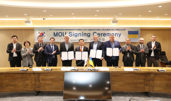 24일, 대전시 한국수자원공사 본사에서 윤석대 한국수자원공사 사장(사진 왼쪽에서 여섯 번째)과 안정호 한국수자원공사 그린 인프라 부문장(사진 왼쪽에서 세 번째)이 볼로디미르 레메니악 우크라이나 호로독시장(사진 왼쪽에서 일곱 번째)을 비롯한 우크라이나 대표단과 함께 ‘우크라이나 도시개발 및 물관리 협력을 위한 업무협약(MOU)’ 체결 기념