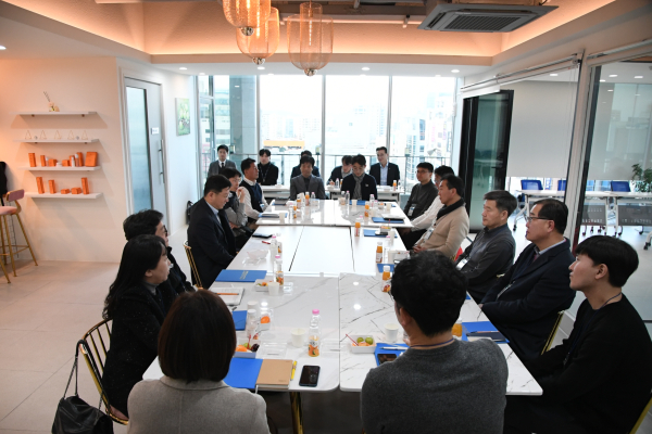 성창훈 한국조폐공사 사장이 조직소통 확대를 위해 KOMSCO 4050 자문단을 임명하고, 타운 홀 미팅을 진행하고 있다.