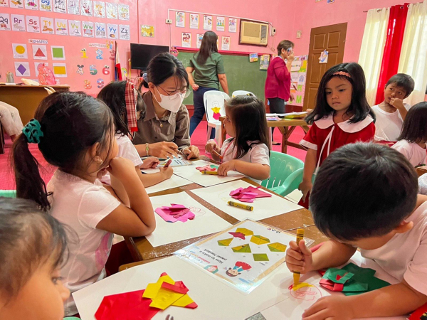 필리핀 Cupang Proper 아동발달센터에서 한복접기