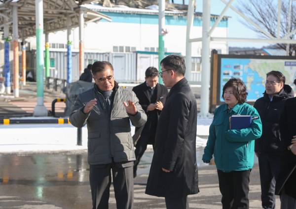 서천특화시장에서 김기웅 서천군수와 김성태 IBK기업은행장이 만나 화재현장복구 방안에 대해 논의하고 있다