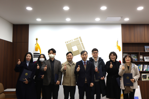 26일 교내에서 2023년도 홍보마일리지 우수부서 시상식을 갖고 오용준 총장(오른쪽에서 네 번째)과 참석한 직원들이 함께 기념촬영을 하고 있다.