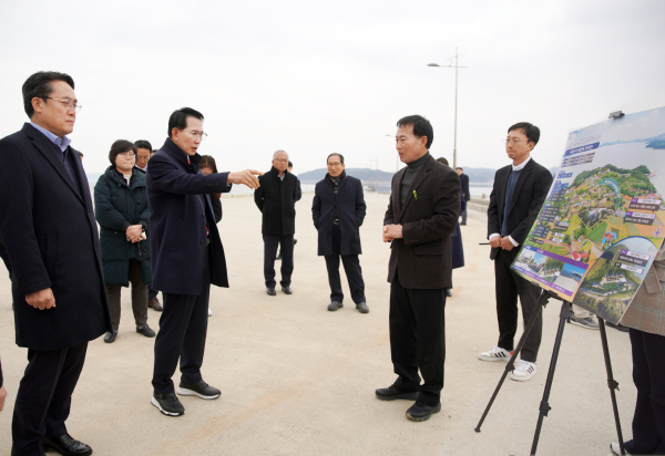 26일 이완섭 서산시장이 강도형 해양수산부 장관과 팔봉면 호리에서 어촌신활력증진사업에 대해 논의하고 있다