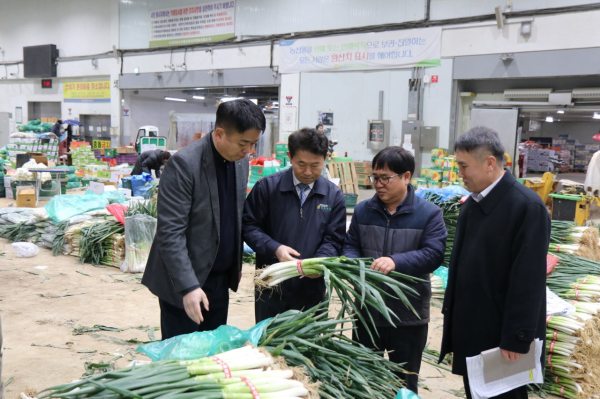 대전농협 노·사 대표, 설 명절 대비 농산물 수급상황 점검 모습