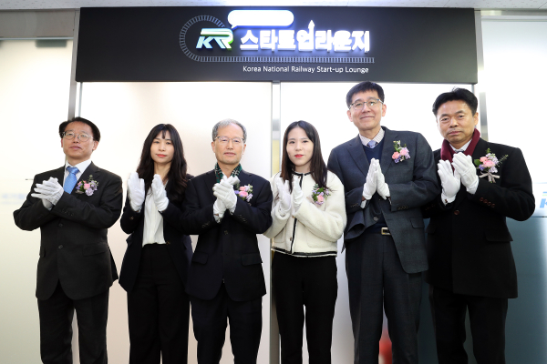김한영 이사장(왼쪽 세 번째)이 29일 안산역 KR스타트업라운지 개소를 축하하고 있다.