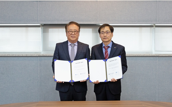 에너지연-㈜테크로스 기술이전계약 및 업무협약 체결식. (왼쪽부터) ㈜테크로스 박석원 대표이사, 에너지연 이창근 원장.