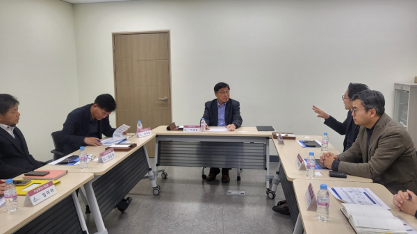 스마트시티 국가시범도시 추진 상황을 점검하는 이승원 경제부시장(사진 가운데)