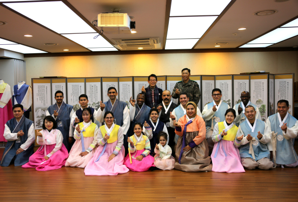 육군대학 외국군 수탁장교 및 가족 효문화 체험 기념사진