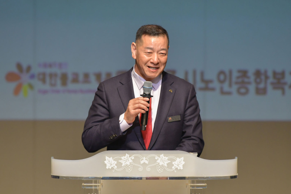 노인일자리 및 사회활동 지원사업 발대식에서 인사말하는 최원철 시장