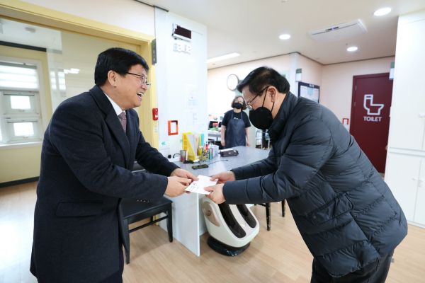 최교진 교육감이 관내 사회복지시설을 방문하여 위문품을 전달하고 따뜻한 정을 나누고 있다.