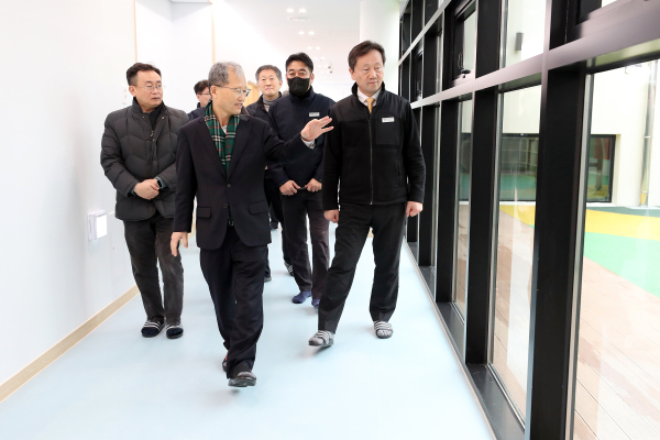 1일, 김한영 이사장(왼쪽 두 번째)이 키즈레일(Kids Rail) 거제역 어린이집 현장점검을 하고 있다.