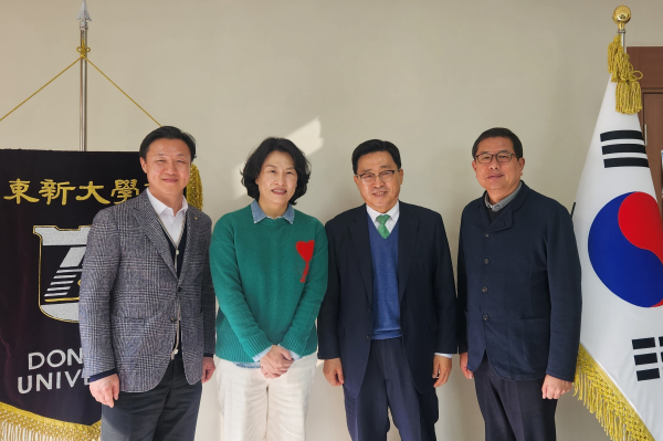 동신대학교 방문 기념사진  * 한국농수산식품유통공사 김춘진 사장(우측 2번째), 동신대학교 이주희 총장(우측 3번째)