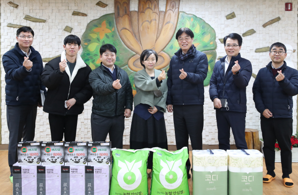 오른쪽 세번째 김형렬 행복청장, 네번째 전의요셉의집 장은정 원장